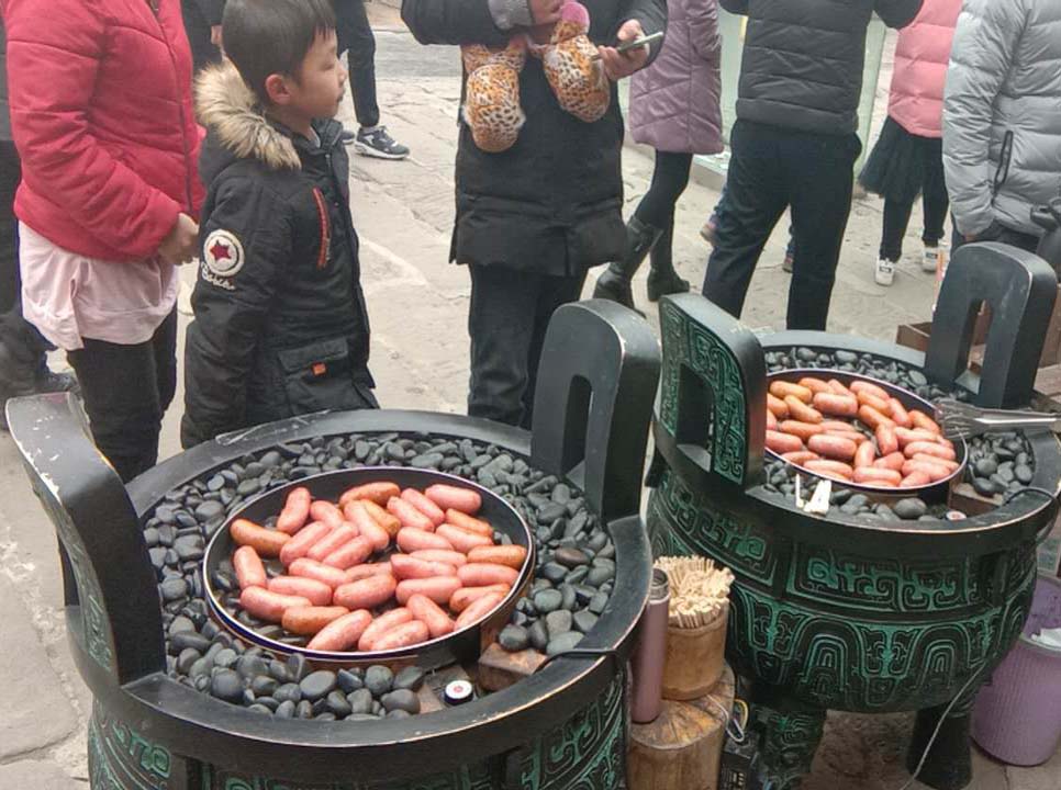 漢伯(bo)尅石鍋烤腸貴(gui)陽廟會倍受歡迎